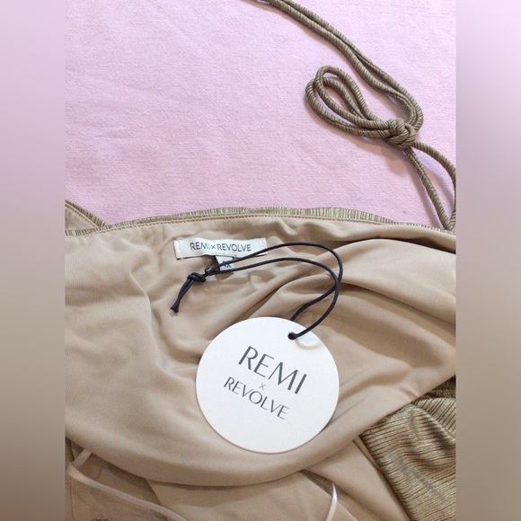 NWT REMI x REVOLVE Daniella Halter Top in Metallic Gold Size 4X - Picture 5 of 6